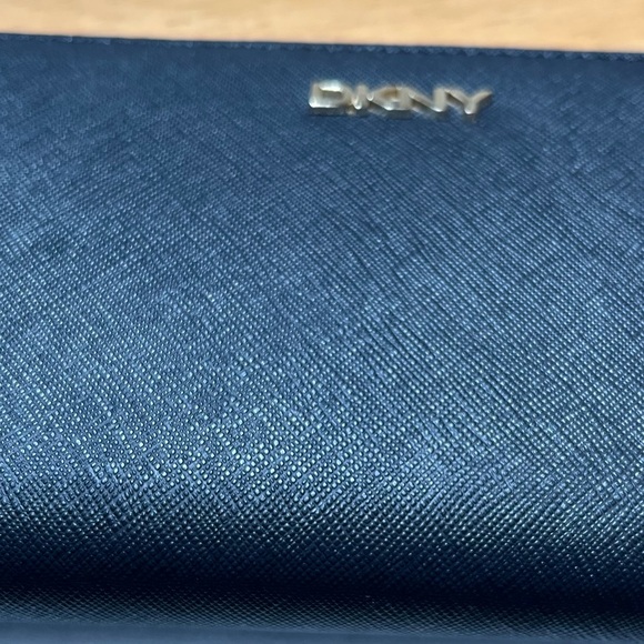 DKNY Bryant Park Large Accordion Wallet - Picture 6 of 7